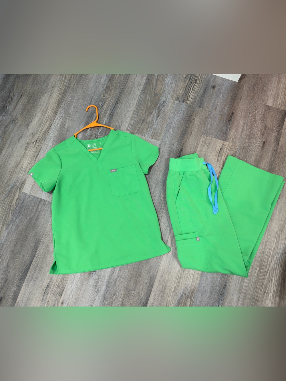 Figs Women's Emerald Green Scrub Top & Pants Set